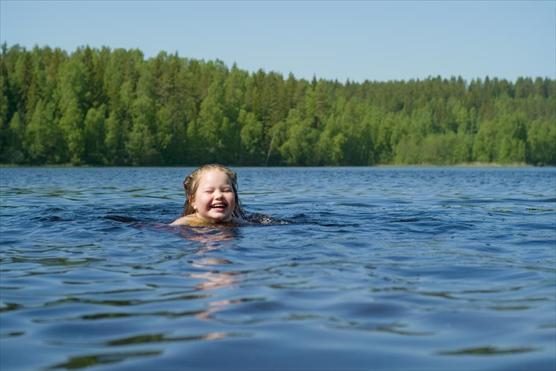 Uimari järvessä. Kuva: Pentti Sormunen, Plugi.